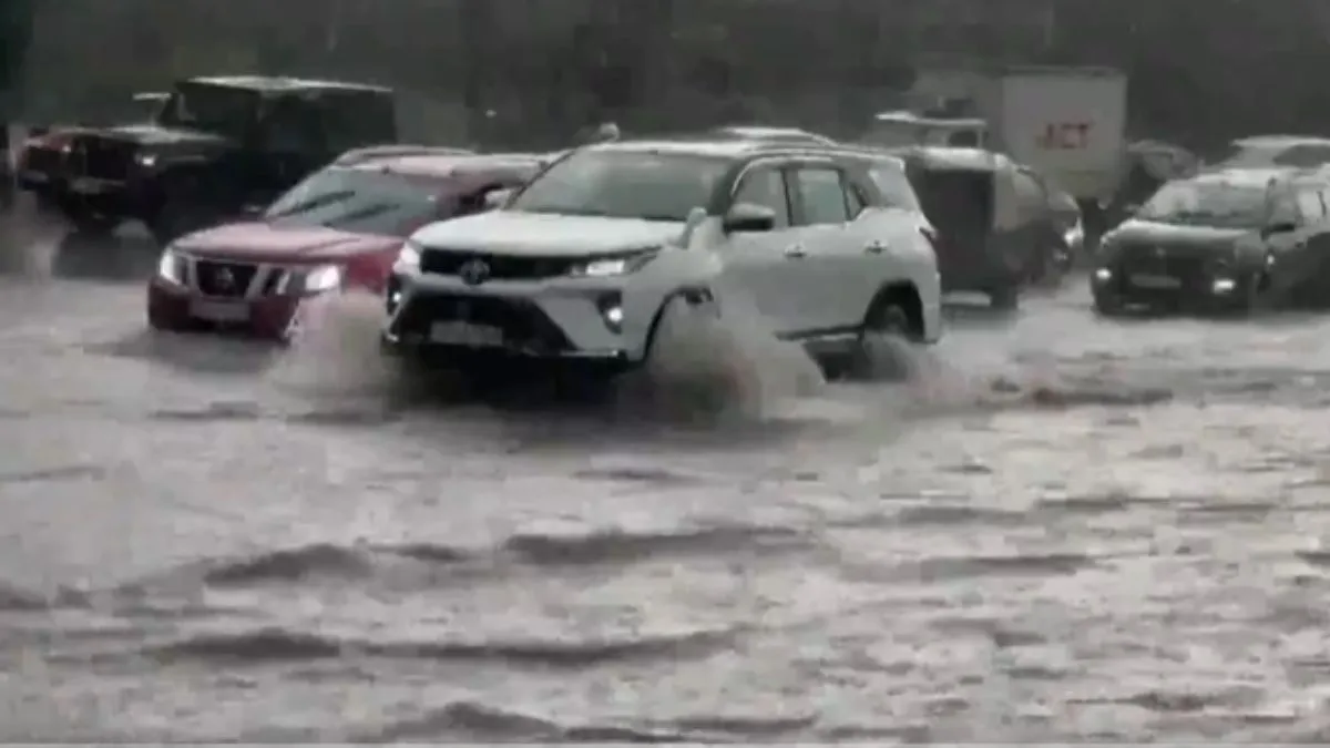 delhi-ncr-weather-delhi-noida-ghaziabad-receive-heavy-rains-waterlogging-reported-in-many-areas-watch